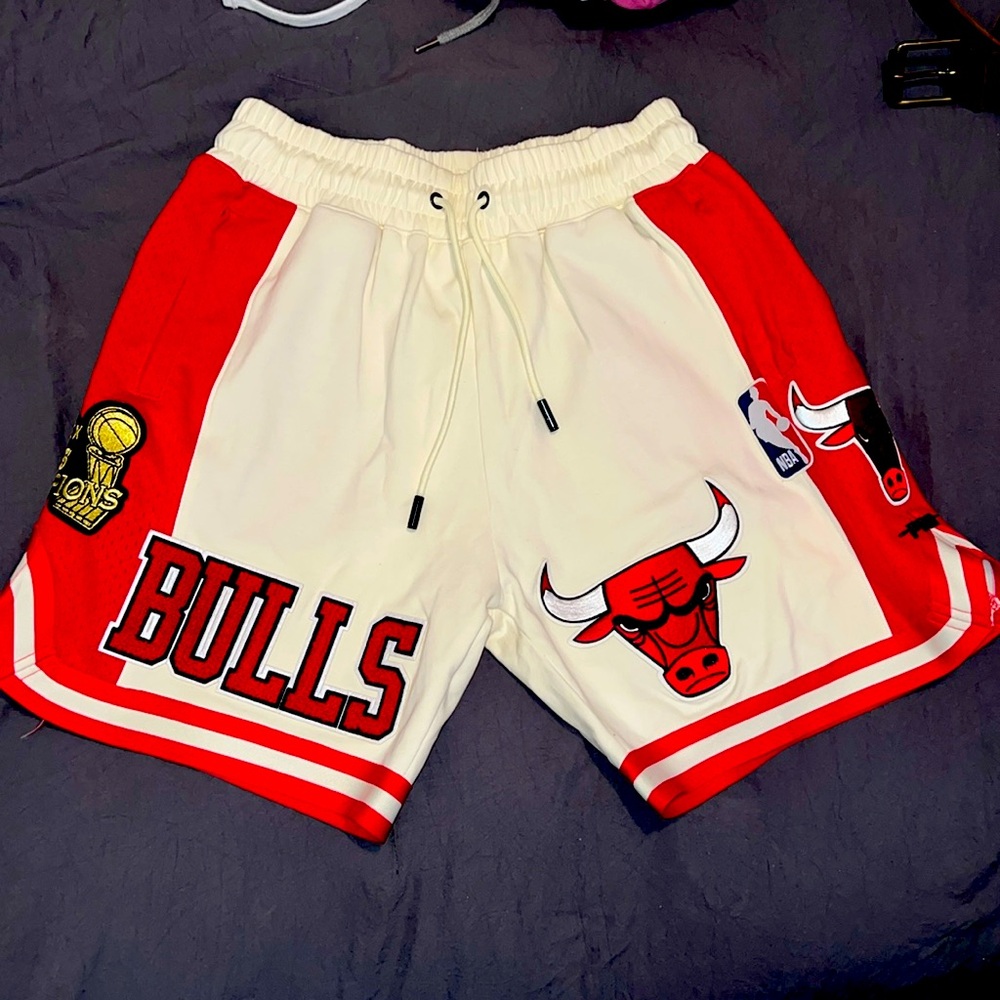 Chicago bulls men’s shorts size large